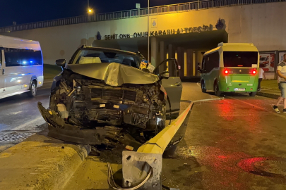 İstanbul Arnavutköy’de otomobil direğe çarptı: 2 yaralı