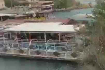 Şanlıurfa'da fırtınada halatları kopan duba restoran Fırat Nehri'nde sürüklendi