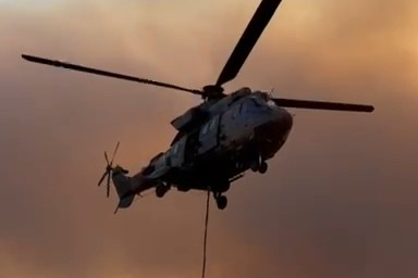 Tekirdağ Şarköy’de zamanla yarış: Helikopterler yangınla mücadelede suyu havuzdan alıyor