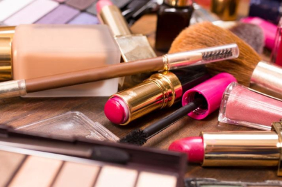 Yüzlerce kozmetik ürünü sahte çıktı! Milyonlarca TL ceza...