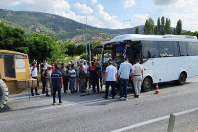Afyonkarahisar’da yolcu midibüsü ile TIR çarpıştı; 7 yaralı