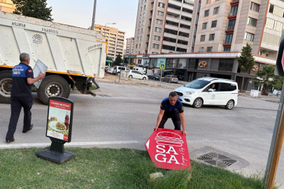Bursa'da zabıta duba ve tabelaları topladı