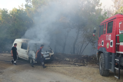 Çanakkale'de park halindeki midibüste çıkan yangın ormana sıçradı