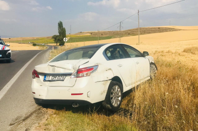 Eskişehir'de viraja hızlı giren otomobil karşı yönden gelen iki tıra çarptı