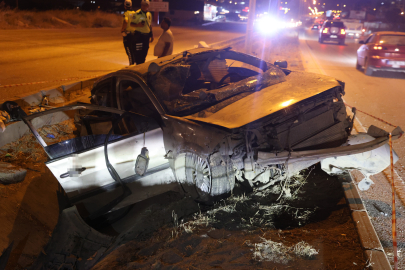 Hatay'da otomobil aydınlatma direğine çarptı