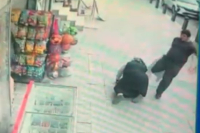 İstanbul Sultangazi'de zihinsel engelli şahıs sokak ortasında annesine saldırdı