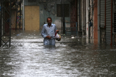 Pakistan'daki sellerde son 24 saatte 63 kişi hayatını kaybetti