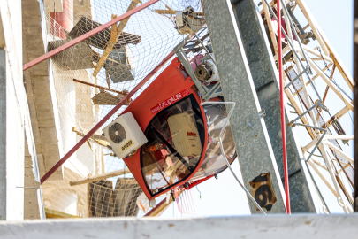 Bursa'da inşaat alanında vinç devrildi, operatör mahsur kaldı