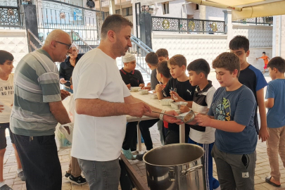 Bursalı esnaf bin 200 kişiye aşure dağıttı