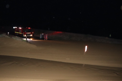 Erzurum Oltu'da otomobil sel sularına kapıldı: Sürücü araçtan atladı, eşi sürüklendi