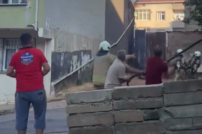 İstanbul Sultanbeyli’de iki katlı binanın çatısı alevlere teslim oldu