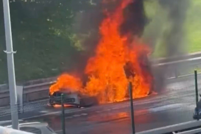 İstanbul Üsküdar’da lüks otomobil alev alev yandı