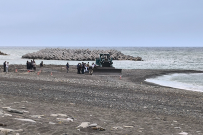 Kastamonu'da bir kişi sahilde güneşlenirken iş makinesinin altında kalarak can verdi