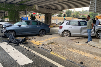 Kastamonu’da üç araç birbirine girdi: 5 yaralı
