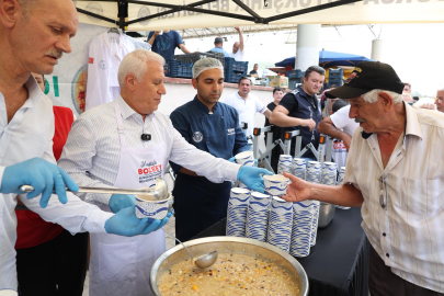 Başkan Bozbey Bursalılara elleriyle aşure dağıttı!
