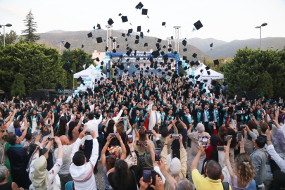 Bursa Teknik Üniversitesi’nde bine yakın öğrenci mezuniyet sevinci yaşadı
