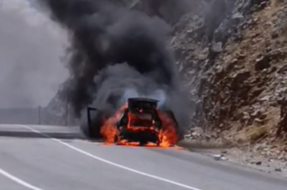 Adıyaman’da otomobil cayır cayır yandı