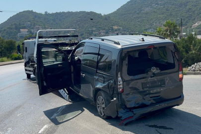 Antalya'da tur minibüsü ile hafif ticari araç çarpıştı: 2 yaralı