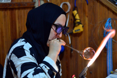 Bursa'da 15 yıldır cama nefesiyle şekil veriyor