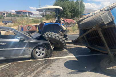 Malatya Doğanşehir'de otomobil, traktör römorkuna çarptı: 2 yaralı
