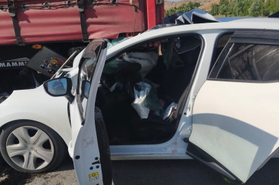 Sivas'ta otomobil tıra çarptı: 1 çocuk öldü