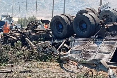 TAG Otoyolu'nda tanker ile kamyon kafa kafaya çarpıştı: Sürücüler hayatını kaybetti