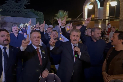 BBP Genel Başkanı Destici Bursa'da katıldığı düğün töreninde türkü söyledi