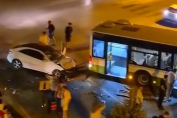 Bursa’da gece yarısı otomobil ile halk otobüsü çarpıştı! Çok sayıda yaralı var