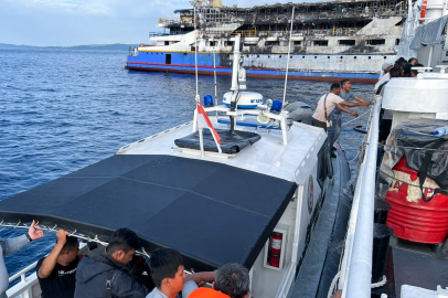Endonezya’ya 3 kişinin öldüğü feribot yangınında 568 kişi kurtarıldı