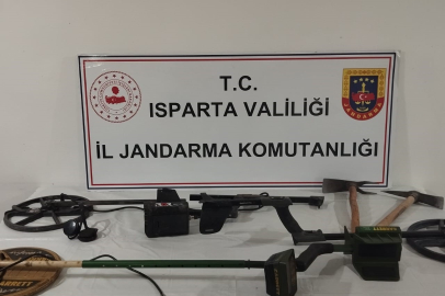 Isparta Eğirdir'de şüphelenilen 4 kişiden kazma ve dedektörler ele geçirildi