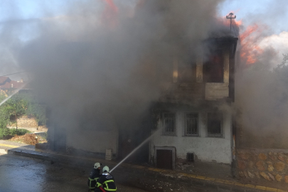 Kastamonu'da tarihi külliyenin yanındaki metruk binada çıkan yangın korkuttu
