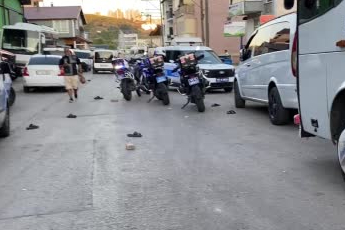 Kocaeli'de ev baskınıyla başlayan kavgada sokak savaş alanına döndü