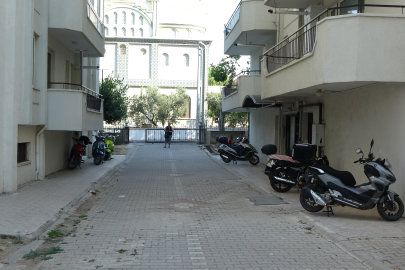 2 gün sevgilisinin streç filme sarılı cesediyle aynı evde yaşadı