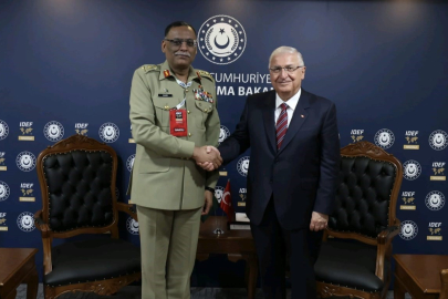 Bakan Yaşar Güler, IDEF'te Vietnam ve Pakistanlı yetkilileri kabul etti