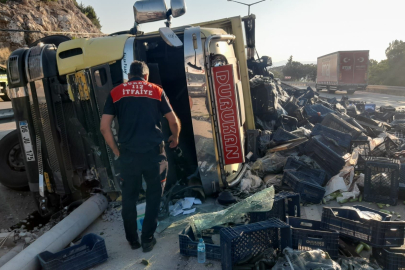 Burdur'da virajı alamayan sebze yüklü kamyon refüje devrildi: 1 yaralı