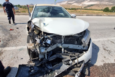 Burdur-Fethiye kara yolunda traktör ile otomobil çarpıştı