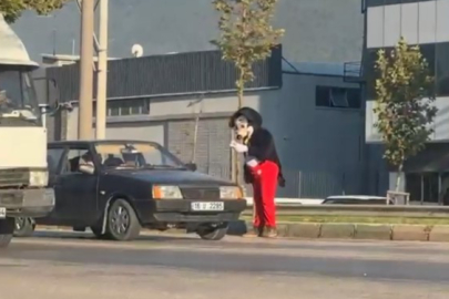 Bursa'da mendil satan 'Miki Fare' dikkat çekti