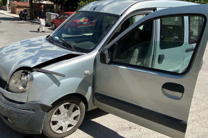Çorum'da hafif ticari araç ile otomobil çarpıştı
