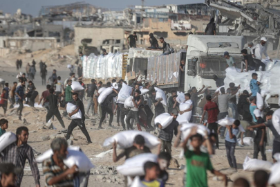 Katil İsrail, Gazze'de insani yardım bekleyenleri hedef aldı