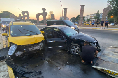 Antalya'da ticari taksi ile otomobil çarpıştı: 5’i turist 7 yaralı