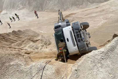 Hatay’da kum ocağında çalışan kamyon devrildi