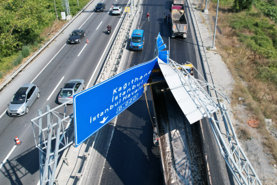 İstanbul'da kamyonun açık unutulan damperi yön levhasına çarptı