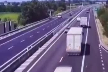 İtalya'da küçük uçak otoyola çakıldı: 2 ölü