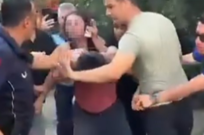 İzmir'de seyyar satıcıyı tekme tokat döven zabıtalar açığa alındı