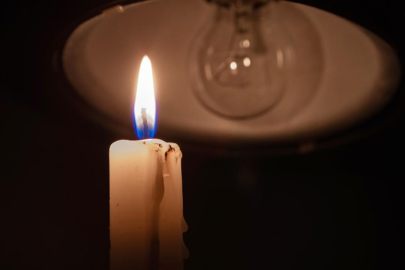 Yüksek gerilim kablosu koptu, bir ilçe karanlığa gömüldü