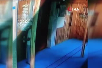 Ankara'da camiye zarar verdiler: O anlar güvenlik kamerasına yansıdı