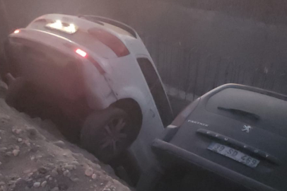 Batman'da iki araç çukura düştü