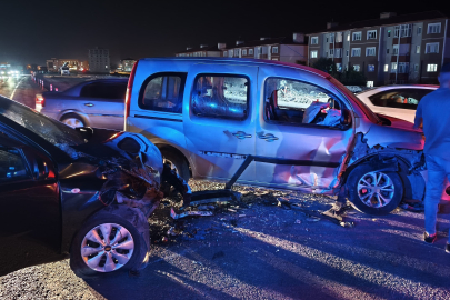 Bitlis’te trafik kazası: 6’sı çocuk 14 kişi yaralandı