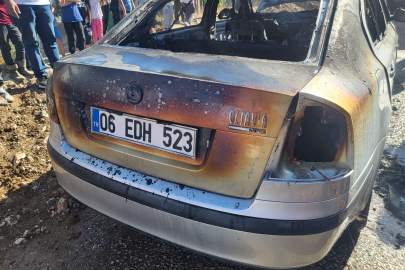 Çorum'da park halindeki araç alev alev yandı