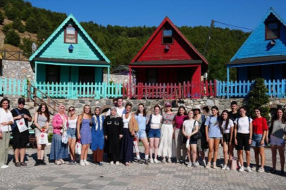 Dünya gençleri, Bursa'da Gürsu armudundan kurabiye yaptı